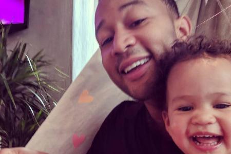 John Legend bereitet Tochter Luna schon einmal auf ihren kleinen Bruder vor John Legend bereitet Tochter Luna schon einmal auf ihren kleinen Bruder vor