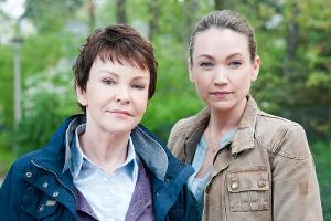"Nebelwand - Der Usedom-Krimi": Karin Lossow (Katrin Sass) und Tochter Julia Thiel (Lisa Maria Potthoff)
