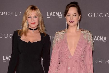 Melanie Griffith (l.) und Dakota Johnson gemeinsam bei einer Veranstaltung Melanie Griffith (l.) und Dakota Johnson gemeinsam bei einer Veranstaltung