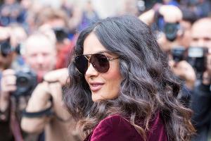 Salma Hayek fordert mehr Geld für Frauen - mit Hilfe der Männer