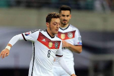 Mesut Özil (vorne) und Ilkay Gündogan während eines Länderspiels Mesut Özil (vorne) und Ilkay Gündogan während eines Länderspiels