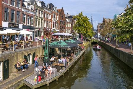 Sieht aus wie Amsterdam, ist aber Leeuwarden. Die offenen Kanäle prägen auch den Sieht aus wie Amsterdam, ist aber Leeuwarden. Die offenen Kanäle prägen auch den