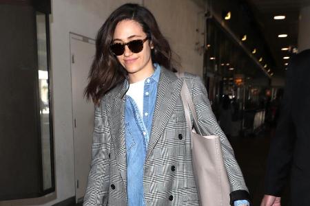 Schauspielerin und Sängerin Emmy Rossum hat sich für ihren Flug für ein lässig-sportliches Outfit entschieden