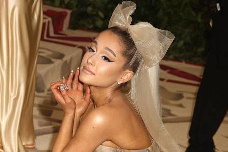 Bei der Met Gala 2018 zeigte sich Ariana Grande zum ersten Mal seit dem Manchester-Anschlag wieder auf einem roten Teppich Bei der Met Gala 2018 zeigte sich Ariana Grande zum ersten Mal seit dem Manchester-Anschlag wieder auf einem roten Teppich