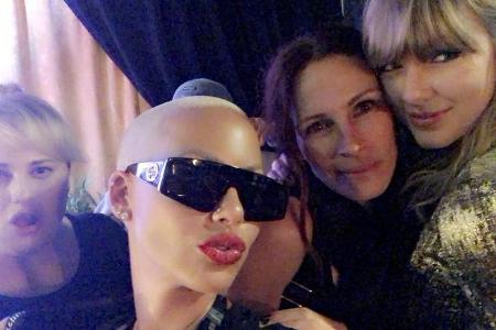 Rebel Wilson (v.l.), Amber Rose und Julia Roberts trafen Taylor Swift nach ihrem Konzert Rebel Wilson (v.l.), Amber Rose und Julia Roberts trafen Taylor Swift nach ihrem Konzert