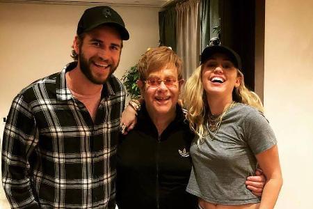 Elton John empfängt Miley Cyrus und Liam Hemsworth in Las Vegas Elton John empfängt Miley Cyrus und Liam Hemsworth in Las Vegas