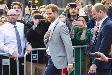Am Abend vor seiner Hochzeit schenkt Prinz Harry Fans vor Schloss Windsor noch einmal seine Zeit, begleitet wird er von Prin... Am Abend vor seiner Hochzeit schenkt Prinz Harry Fans vor Schloss Windsor noch einmal seine Zeit, begleitet wird er von Prin...