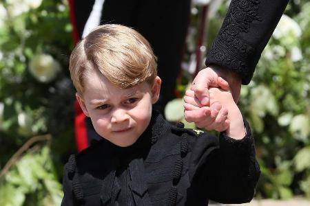 Der vierjährige britische Thronfolger Prinz George steht tapfer seinen Mann Der vierjährige britische Thronfolger Prinz George steht tapfer seinen Mann