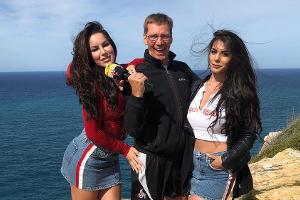 Welcher Promi verkleidet sich hier als Mallorca-Urlauber?