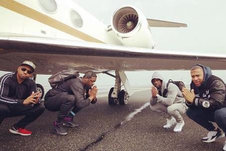 Kevin Hart (2.v.r.) kniet betend neben dem geplatzten Flugzeug-Reifen Kevin Hart (2.v.r.) kniet betend neben dem geplatzten Flugzeug-Reifen