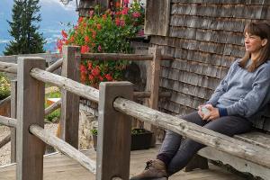 Marie Huber (Catherine Bode) kümmert sich um die Tiere und die Feriengäste auf dem Bergbauernhof