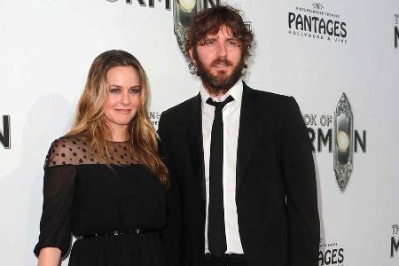 Alicia Silverstone und Christopher Jarecki werden als Ehepaar getrennte Wege gehen Alicia Silverstone und Christopher Jarecki werden als Ehepaar getrennte Wege gehen