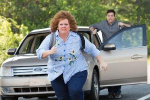 "Voll abgezockt": Sandy (Jason Bateman) kann die Identitätsdiebin (Melissa McCarthy) zwar ausfindig machen, doch diese nimmt...