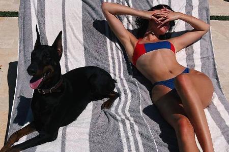 Kendall Jenner räkelt sich neben einer Dobermann-Dame in der Sonne Kendall Jenner räkelt sich neben einer Dobermann-Dame in der Sonne