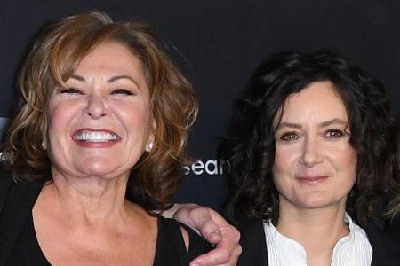 Sara Gilbert (r.) neben Roseanne Barr auf der Premiere des Sara Gilbert (r.) neben Roseanne Barr auf der Premiere des