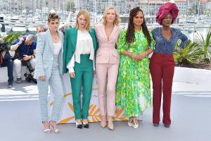 Kristen Stewart, Léa Seydoux, Cate Blanchett, Ava DuVernay und Khadja Nin posieren beim Photocall der Jury in Cannes