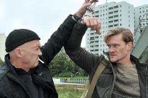 "Ein starkes Team: Der Freitagsmann": Oliver Brumbach (David Bredin, r.) wird von Otto Garber (Florian Martens) an der Fluch...