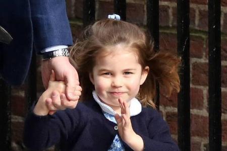 Schon ganz der Profi: Prinzessin Charlotte auf dem Weg ins Krankenhaus, wo sie ihren kleinen Bruder besuchte Schon ganz der Profi: Prinzessin Charlotte auf dem Weg ins Krankenhaus, wo sie ihren kleinen Bruder besuchte