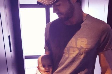 Stolzer Papa: Enrique Iglesias mit einem seiner Zwillinge Stolzer Papa: Enrique Iglesias mit einem seiner Zwillinge