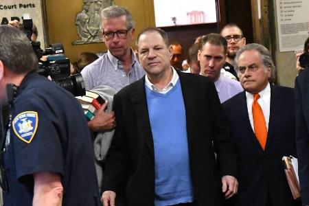 Harvey Weinstein (Mitte) am Freitag in Manhattan Harvey Weinstein (Mitte) am Freitag in Manhattan