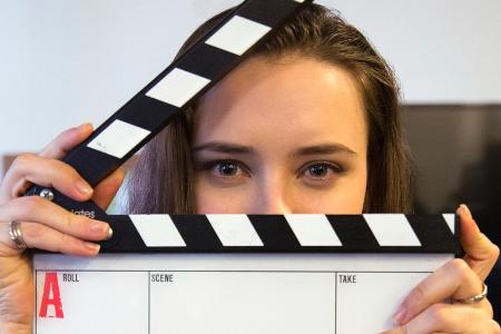 Katherine Langford während der Dreharbeiten zu Staffel zwei von Katherine Langford während der Dreharbeiten zu Staffel zwei von