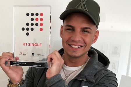 Pietro Lombardi präsentiert glücklich seinen Award Pietro Lombardi präsentiert glücklich seinen Award