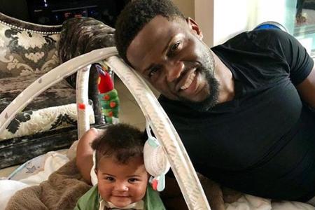 Kevin Hart oder sein Kind: Wer strahlt schöner? Kevin Hart oder sein Kind: Wer strahlt schöner?