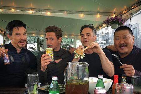 Erinnerung an die Drehzeit (v.l.): Benedict Cumberbatch, Robert Downey Jr., Mark Ruffalo und Benedict Wong beim gemeinsamen ... Erinnerung an die Drehzeit (v.l.): Benedict Cumberbatch, Robert Downey Jr., Mark Ruffalo und Benedict Wong beim gemeinsamen ...