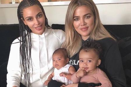 Dieses bisher nicht veröffentlichte Bild zeigt die Schwestern Kim (l.) und Khloé Kardashian mit ihren beiden Töchtern True u... Dieses bisher nicht veröffentlichte Bild zeigt die Schwestern Kim (l.) und Khloé Kardashian mit ihren beiden Töchtern True u...