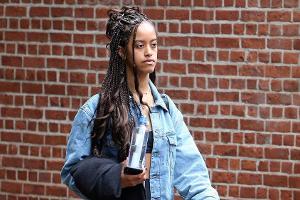Malia Obama wurde in New York mit einer neuen Frisur gesichtet