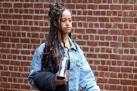 Malia Obama wurde in New York mit einer neuen Frisur gesichtet Malia Obama wurde in New York mit einer neuen Frisur gesichtet