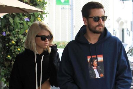 Gerüchte um eine Beziehung zwischen Sofia Richie und Scott Disick kamen erstmals im Mai 2017 auf Gerüchte um eine Beziehung zwischen Sofia Richie und Scott Disick kamen erstmals im Mai 2017 auf