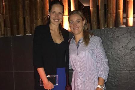Ana Ivanovic und Angelique Kerber posieren gemeinsam für einen Schnappschuss Ana Ivanovic und Angelique Kerber posieren gemeinsam für einen Schnappschuss