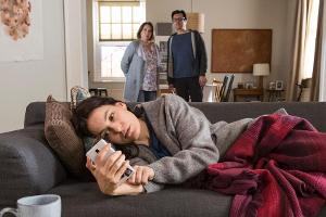 "Trauung mit Hindernissen": Katrin (Nicolette Krebitz) liegt auf dem Sofa, während Philipp (Hary Prinz) und Renate (Patricia...