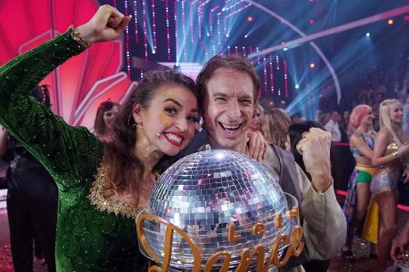 Ingolf Lück freut sich mit Tanzpartnerin Ekaterina Leonova über den Sieg bei Ingolf Lück freut sich mit Tanzpartnerin Ekaterina Leonova über den Sieg bei