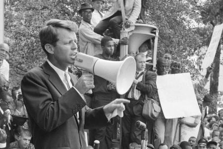 Wo auch immer er auftauchte, die Menschen jubelten Bobby Kennedy zu Wo auch immer er auftauchte, die Menschen jubelten Bobby Kennedy zu