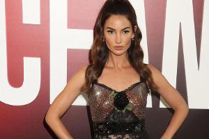 Mit dem aufwendig gearbeiteten Paillettenkleid aus Chiffon ließ Lily Aldridge tiefe Blicke zu
