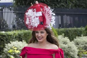 Model Kelly Brook leistet sich in Ascot gleich zwei Styling-Sünden