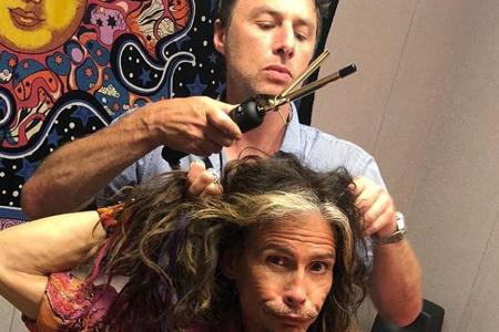 Überraschung hinter der Bühne: Zach Braff macht die Haare von Steven Tyler Überraschung hinter der Bühne: Zach Braff macht die Haare von Steven Tyler