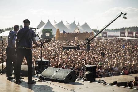 Flogging Molly heizen dem Publikum auf dem Southside Festivals 2017 ein Flogging Molly heizen dem Publikum auf dem Southside Festivals 2017 ein