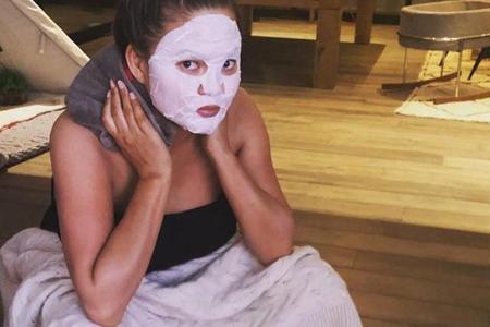 Schön und gesund von Kopf bis Fuß: Chrissy Teigen bei ihrem Wellnessprogramm. Schön und gesund von Kopf bis Fuß: Chrissy Teigen bei ihrem Wellnessprogramm.