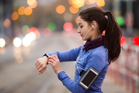 Fitness-Armbänder sind vor allem eine sinnvolle Unterstützung für Sporteinsteiger, die keine Smartwatch ihr eigen nennen