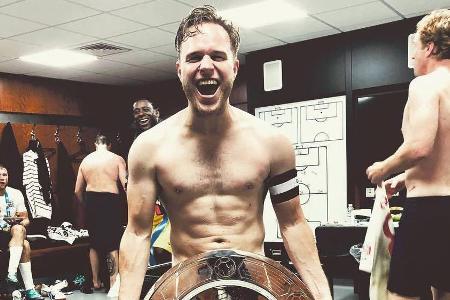 Olly Murs konnte vor Freude (seine Kleidung) nicht an sich halten Olly Murs konnte vor Freude (seine Kleidung) nicht an sich halten