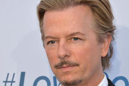 Der Schauspieler David Spade nutzt seine Trauer um Schwägerin Kate Spade, um anderen Menschen mit psychischen Erkrankungen z... Der Schauspieler David Spade nutzt seine Trauer um Schwägerin Kate Spade, um anderen Menschen mit psychischen Erkrankungen z...