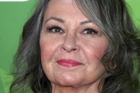 Roseanne Barr nutzt erneut Twitter, um ihren losgetretenen Skandal zu erklären Roseanne Barr nutzt erneut Twitter, um ihren losgetretenen Skandal zu erklären