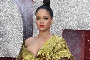 Rihanna: Red-Carpet-Fauxpas im Rettungsdecken-Kleid