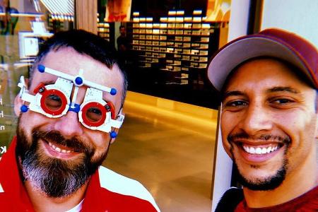 Sido (l.) und Andreas Bourani haben sichtlich Spaß beim Optiker Sido (l.) und Andreas Bourani haben sichtlich Spaß beim Optiker