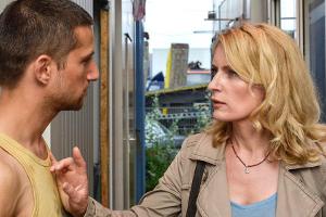 "Tatort: Der sanfte Tod": Samuil (Adrian Saidi) bedroht Kommisarin Lindholm (Maria Furtwängler)