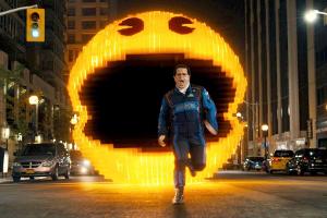 "Pixels": Ludlow (Josh Gad) wird auf den Straßen von New York von Pac-Man verfolgt