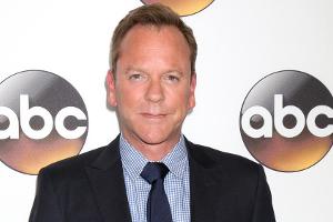 Kiefer Sutherland spielt als Straßenmusiker für Passanten